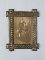 Oud koperen lijstje - foto - ouders met kind met pop, Ophalen of Verzenden