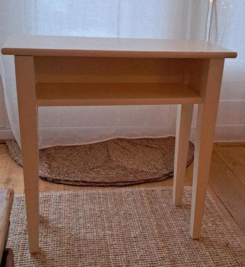 Massief houten side table beschikbaar voor biedingen