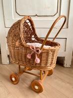Vintage rieten poppenwagen, met linnengoed en matrasje, Kinderen en Baby's, Speelgoed | Poppen, Gebruikt, Overige typen, Ophalen of Verzenden