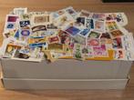 schoenendoos vol met postzegels; DOOS 1, Postzegels en Munten, Postzegels | Volle albums en Verzamelingen, Ophalen of Verzenden