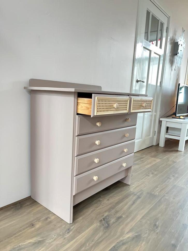 Leuke commode / ladekast in mooie roze tint., Kinderen en Baby's, Kinderkamer | Commodes en Kasten, Zo goed als nieuw, Commode