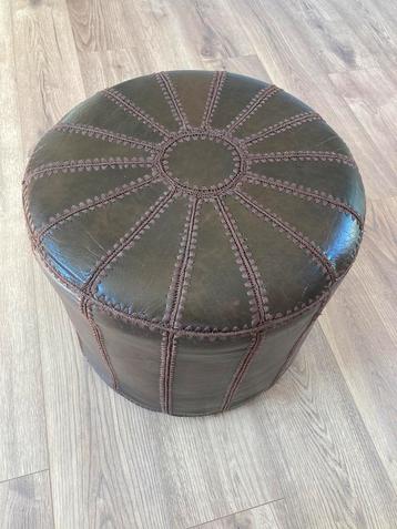 Retro vintage leren poef beschikbaar voor biedingen