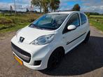 Peugeot 107 Sportium 1.0 12V 5DR 2011 Wit Carplay Airco, Voorwielaandrijving, Stof, Zwart, Elektrische ramen