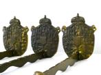 3 Antieke kapstokhaken voor kledinghangers met wapenschild, Antiek en Kunst, Antiek | Koper en Brons, Ophalen of Verzenden