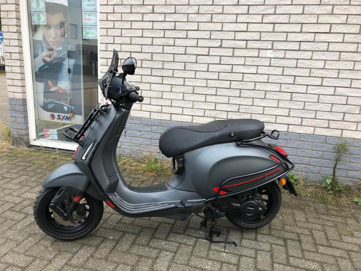 KERSTKRAKERS: VESPA SPRINT S 45KM MAT GREY BJ2021 8000 VOL, Fietsen en Brommers, Brommers | Tuning en Styling