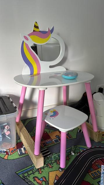 Leuke make up tafel met stoeltje beschikbaar voor biedingen