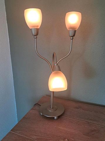 Tafelmodel Lamp RVS met Glazen Kapjes beschikbaar voor biedingen