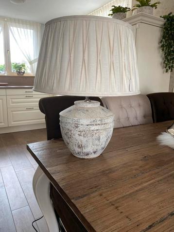 Mooie tafellamp beschikbaar voor biedingen