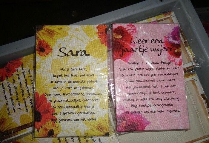 PARTIJ TEKSTBORDJE CANVAS SARA + WEER EEN JAARTJE WIJZER, Diversen, Rommelmarktspullen, Nieuw, Ophalen of Verzenden