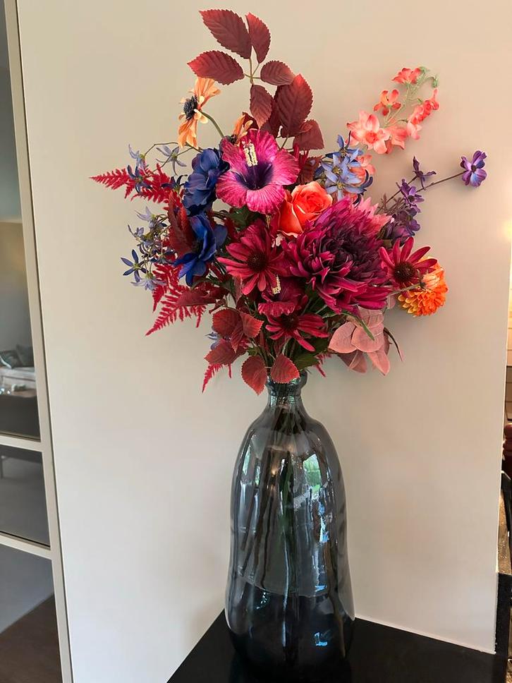 Glazen vaas met Silka kunstbloemen, Huis en Inrichting, Woonaccessoires | Vazen, Zo goed als nieuw, Overige kleuren, 50 tot 75 cm