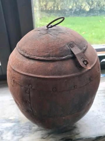 Oude metalen waterkruik / vaas / kruik / pot met deksel beschikbaar voor biedingen