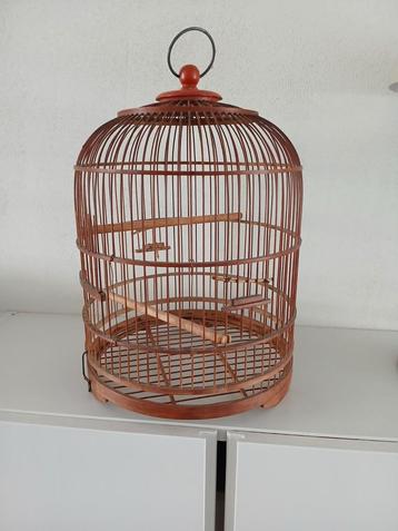 Houten vogelkooi beschikbaar voor biedingen