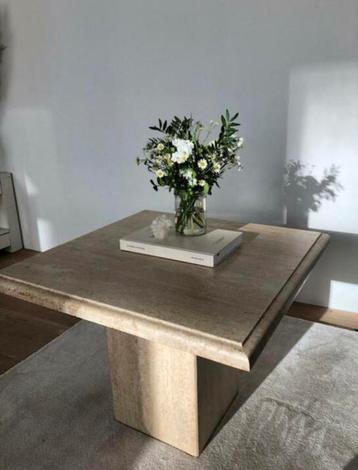 Vierkante travertin salontafel beschikbaar voor biedingen
