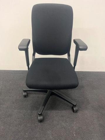 Ahrend 230 hoge rug incl rugkap opnieuw gestoffeerd beschikbaar voor biedingen