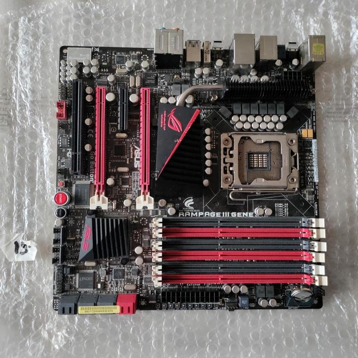 Moederbord,ASUS Rampage 3 Gene,computer,6 Slot,Beschadigd,19, Computers en Software, Moederborden, Niet werkend, Ophalen of Verzenden