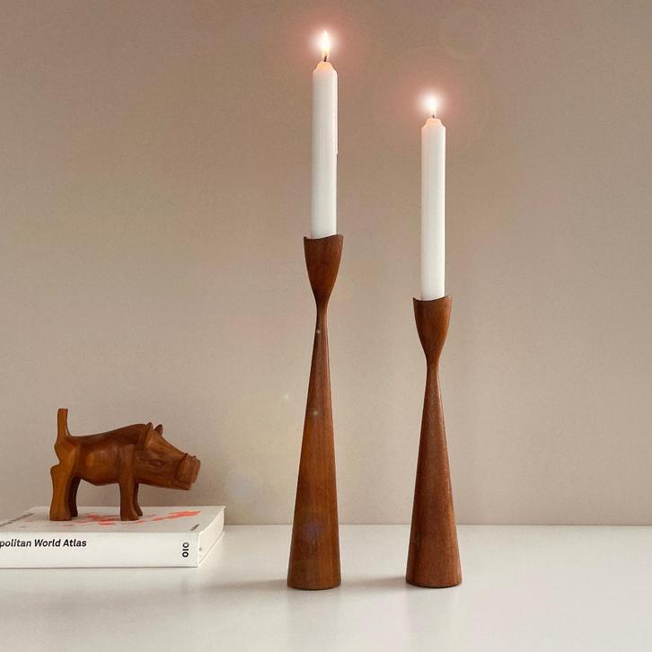 2 Mid Century Danish KANDELAARS teak hout tulp model MCM, Huis en Inrichting, Woonaccessoires | Kandelaars en Kaarsen, Gebruikt