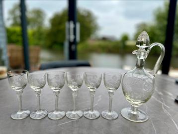 Karaf met likeurglaasjes beschikbaar voor biedingen
