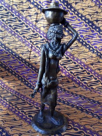 Mooi zwaar oud brons beeld uit Afrika van een vrouw 24 cm. beschikbaar voor biedingen