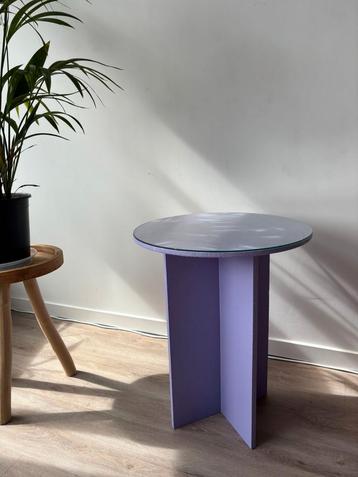 Lila tafeltje  beschikbaar voor biedingen