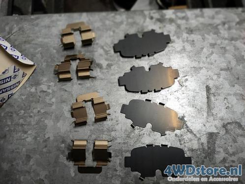 Nissan Micra II Remblok shimset hardware kit 44084-99B85, Auto-onderdelen, Remmen en Aandrijving, Nissan, Nieuw, Ophalen of Verzenden