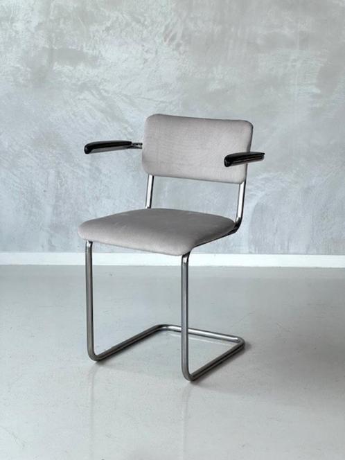 Jaren 70 eetkamerstoel vintage sledestoel lichtgrijs ribstof, Huis en Inrichting, Stoelen, Gebruikt, Eén, Metaal, Stof, Overige materialen