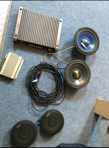 Hele doos vol 2 versterkers 2 boxen en 3 subwoofers beschikbaar voor biedingen