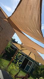 2 driehoekige Schaduwdoeken zandkleurig, Tuin en Terras, Schaduwdoeken, Ophalen, Zo goed als nieuw
