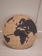 Houten klok met wereld bol van hoomstyle, Ophalen of Verzenden, Zo goed als nieuw, Analoog, Wandklok