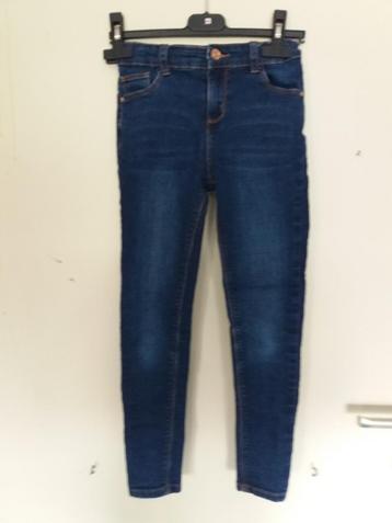 Een spijker broekje (skinny). beschikbaar voor biedingen
