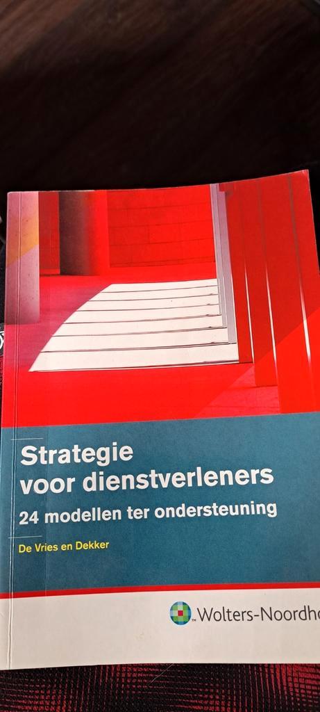 N. Dekker - Strategie voor dienstverleners, Boeken, Economie, Management en Marketing, Zo goed als nieuw, Ophalen of Verzenden