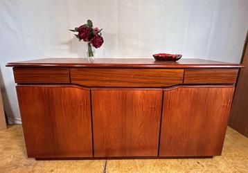 Gratis bezorging!Modern Vintage rosewood dressoir Deens Desi beschikbaar voor biedingen