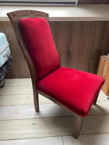 Rode vintage stoel met houten frame beschikbaar voor biedingen
