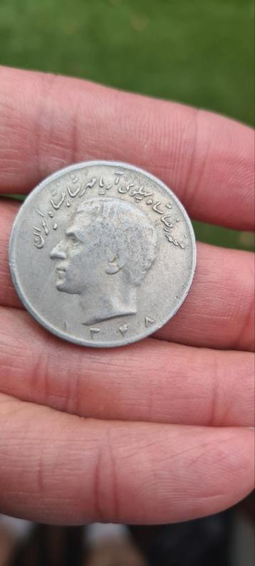 Oude en recente Iraanse munten  beschikbaar voor biedingen
