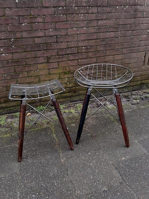 Industriëel design kruk en stoeltje  "Boo Wire", Antiek en Kunst, Kunst | Designobjecten, Ophalen