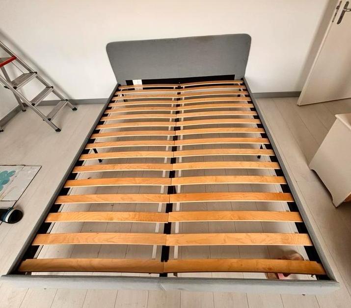 Ikes SLATTUM bedframe met lattenbodem, Huis en Inrichting, Slaapkamer | Bedden, Gebruikt, Tweepersoons, 160 cm, 200 cm, Stof, Grijs