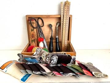 Vintage houten naaikistje inhoud antieke schaar radeer etc beschikbaar voor biedingen