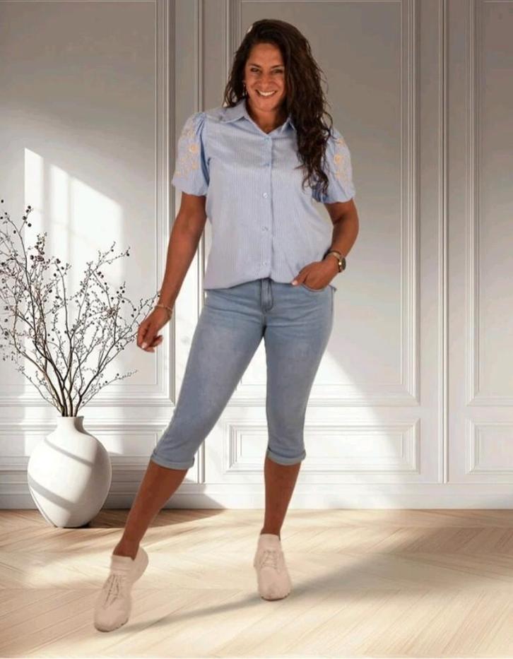 Light blue high waist push-up capri van Norfy maat 44, Kleding | Dames, Spijkerbroeken en Jeans, Zo goed als nieuw, W33 - W36 (confectie 42/44)