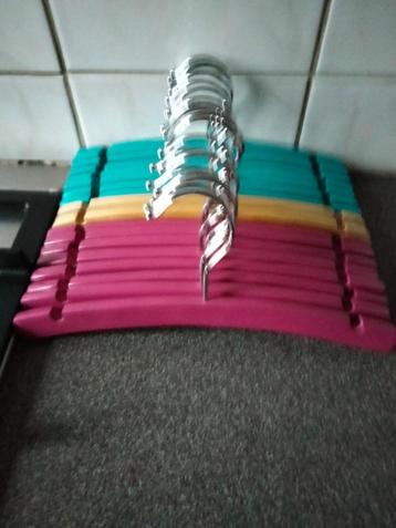 19 baby kleerhangertjes  beschikbaar voor biedingen