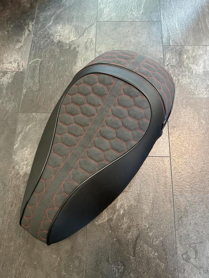 (Rood) suede Vespa sprint/primavera duo mono rs zadel (50cc), Fietsen en Brommers, Brommeronderdelen | Scooters, Nieuw, Vespa