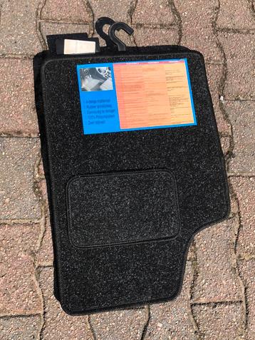 Te koop meerdere nieuwe set nieuwe automatten stof slijtvast beschikbaar voor biedingen