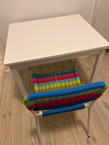 Kinderstoeltje met tafeltje nog in nieuwstaat beschikbaar voor biedingen