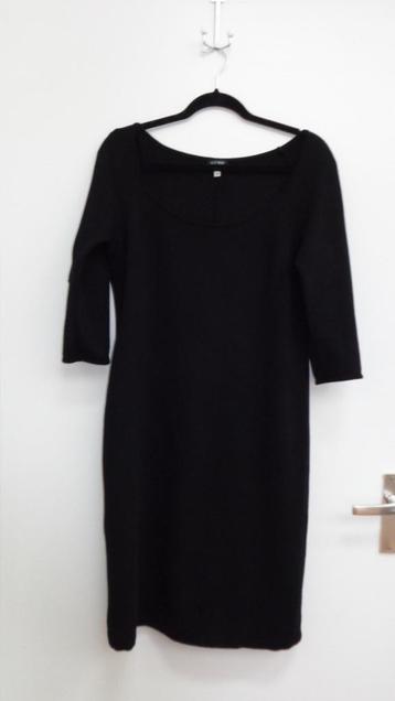 Armani jurk zwart maat 40 (er staat 46 in). 3/4 mouw beschikbaar voor biedingen