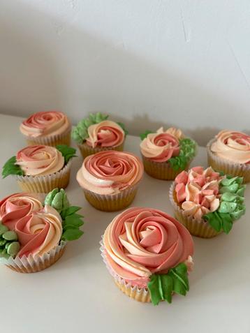 Gedecoreerde cupcakes beschikbaar voor biedingen