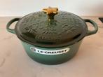 Le creuset 24 cm kerstpan, artichaut groen, 4,2lt, nieuw, Huis en Inrichting, Keuken | Potten en Pannen, Gietijzer, Nieuw, Ophalen of Verzenden