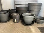 Grote grijze bloempotten buiten met schotels (o.a. Elho), 25 tot 40 cm, Kunststof, Rond, Ophalen of Verzenden