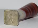 Antieke messing en bruin agaat carneool stempel, Antiek en Kunst, Verzenden