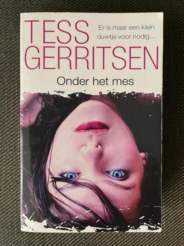 Tess Gerritsen - Onder het mes., Boeken, Thrillers, Zo goed als nieuw, Ophalen of Verzenden