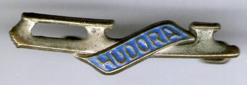 Hondura zilverkleurig schaats speldje ( P_249 ), Verzamelen, Speldjes, Pins en Buttons, Zo goed als nieuw, Speldje of Pin, Sport