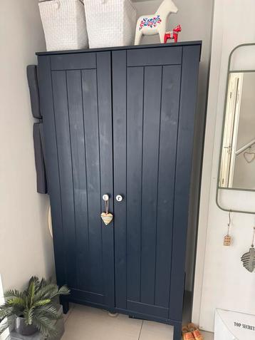 Klassiek houten kast, Scandinavische stijl beschikbaar voor biedingen