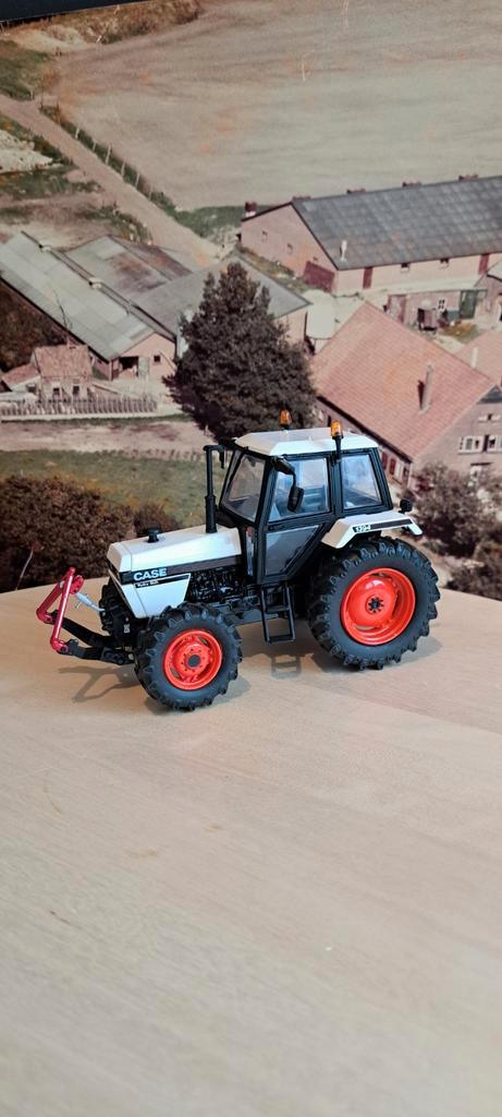 Verbouwde Case International 1394 met 3D geprinte fronthef, Hobby en Vrije tijd, Modelauto's | 1:32, Nieuw, Tractor of Landbouw